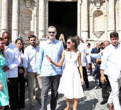 Tras visitar la Catedral de La Habana Sus Majestades saludaron al publico presente