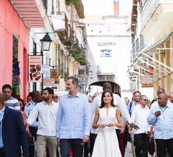 Don Felipe y Doña Letizia durante el recorrido a pie por las calles de la ciudad de La Habana