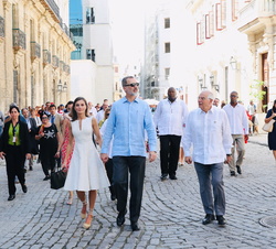 Sus Majestades los Reyes acompañados de Josep Borrell durante el recorrido a pie por las calles de La Habana