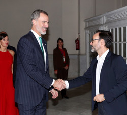 Su Majestad el Rey recibe el saludo del presidente de la Agencia EFE, Fernando Garea al inicio de la visita a la exposición fotográfica de la Agencia 