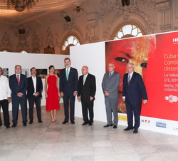 Sus Majestades los Reyes junto a las autoridades en su visita a la exposición fotográfica de la Agencia EFE “España-Cuba: contigo en la distanci