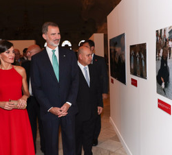 Sus Majestades los Reyes durante el recorrido de la exposición