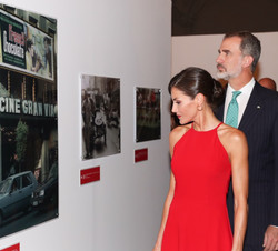 Sus Majestades los Reyes durante su visita a la exposición fotográfica de la Agencia EFE “España-Cuba: contigo en la distancia”
