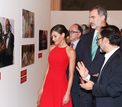 Sus Majestades los Reyes reciben una explicación de la exposición a cargo del presidente de la Agencia EFE