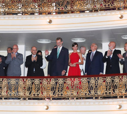Sus Majestades los Reyes reciben un caluroso aplauso a su llegada al palco para la Gala de Ballet