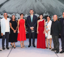 Sus Majestades los Reyes junto a las autoridades en el escenario del Gran Teatro de La Habana “Alicia Alonso”