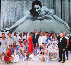 Sus Majestades los Reyes junto a las autoridades y artistas en el escenario, con la foto de fondo de Alicia Alonso recientemente fallecida