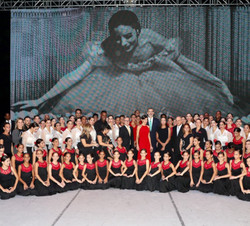 Sus Majestades los Reyes junto a las autoridades y artistas en el escenario