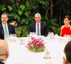 Sus Majestades los Reyes junto al Presidente de la República de Cuba durante la Cena Oficial de Bienvenida