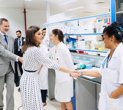 Sus Majestades los Reyes saludan a unas trabajadoras del Centro de Inmunología Molecular