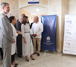 Sus Majestades los Reyes durante su recorrido por el Centro de Inmunología Molecular