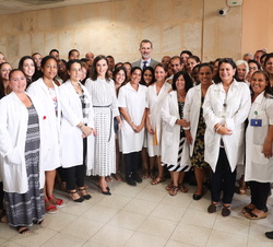 Fotografía de grupo de Sus Majestades los Reyes con una representación de los trabajadores del Centro de Inmunología Molecular