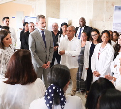Sus Majestades los Reyes conversan con unos trabajadores del Centro de Inmunología Molecular