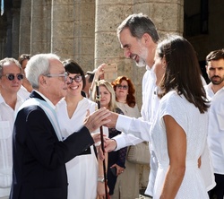 Sus Majestades los Reyes son recibidos en el Templete por el historiador de la ciudad de La Habana, Eusebio Leal