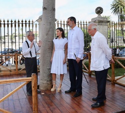 Sus Majestades los Reyes, acompañados del ministro de Asuntos Exteriores, Unión Europea y Cooperación, Josep Borrell, reciben explicaciones del histor