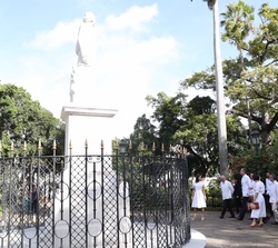 Sus Majestades los Reyes se dirigen por la Plaza de Armas de La Habana hacía el Palacio de los Capitanes Generales