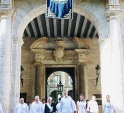 Don Felipe y Doña Letizia a su paso bajo el balcón del Palacio de los Capitanes Generales donde está colgado el repostero en el que está bordado sobre