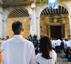 Los Reyes observan el repostero donde está bordado el escudo de armas de La Habana