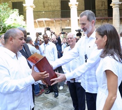 Sus Majestades los Reyes reciben La Giraldilla de manos del presidente de la Asamblea Provincial del Poder Popular, Reynaldo García