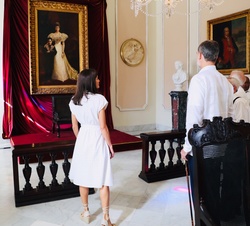 Sus Majestades los Reyes reciben explicaciones del historiador de la ciudad, Eusebio Leal, durante su recorrido por el Palacio de los Capitanes Genera
