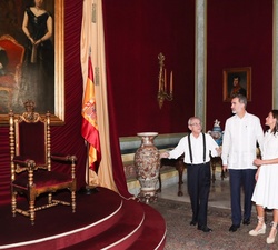 Los Reyes a su paso por el salón del Trono del Palacio de los Capitanes Generales