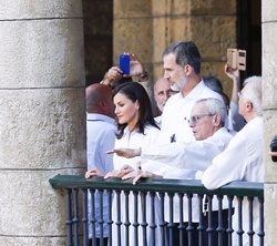 Don Felipe y Doña Letizia a su paso por uno de los balcones del Palacio de los Capitanes Generales