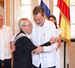 Don Felipe felicita al historiador de la ciudad de La Habana, Eusebio Leal, tras imponerle la Gran Cruz de Carlos III