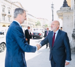 Su Majestad el Rey es recibido por el embajador de España en la República de Cuba, Juan Fernández Trigo, a su llegada al Gran Teatro de La Habana &quo