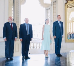 Don Felipe y Doña Letizia acompañados por el ministro de Asuntos Exteriores, Unión Europea y Cooperación, y el embajador de España en la República de 
