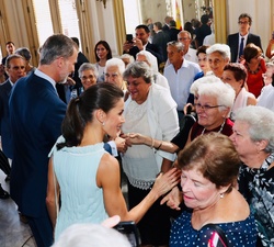 Sus Majestades los Reyes reciben el cariño de las personas asistentes a la recepción a la colectividad española residente en la República de Cuba
