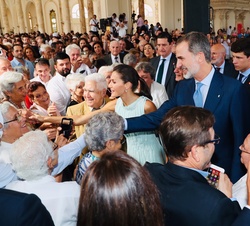 Don Felipe y Doña Letizia reciben el saludo de las personas asistentes a la recepción a la colectividad española residente en la República de Cuba