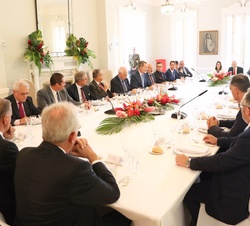 Vista general de la mesa de la reunión mantenida por Su Majestad el Rey con empresarios españoles en Cuba