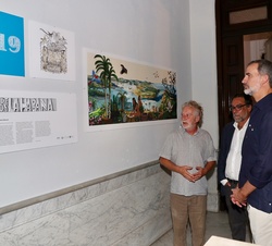 Su Majestad el Rey en la exposición de láminas sobre el libro acompañado por el ilustrador, Javier Mariscal