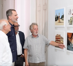 Su Majestad el Rey durante las explicaciones del ilustrador, Javier Mariscal, sobre las láminas de la exposición