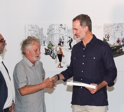 Entrega de un ejemplar del libro a Su Majestad el Rey por parte de Javier Mariscal