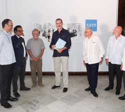 Don Felipe con el ejemplar del libro