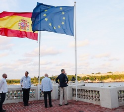 Su Majestad el Rey en la azotea, desde donde se observa el solar para la construcción de una nueva sede para el Consulado de España en La Habana
