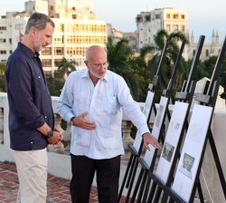 Don Felipe recibe explicaciones del proyecto para la construcción de una nueva sede para el Consulado de España en La Habana