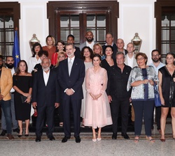Sus Majestades los Reyes junto a una representación de la sociedad civil cubana