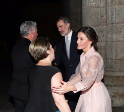 Sus Majestades los Reyes reciben el saludo de Sus Excelencias el presidente de la República de Cuba y señora Lis Cuesta en el Palacio de los Capitanes