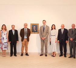 Fotografía de grupo de los Reyes ante el autorretrato de Goya, cedido temporalmente por el Museo Nacional del Prado