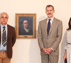 Sus Majestades los Reyes acompañados por el director del Museo de Bellas Artes cubano, ante el autorretrato de Goya, cedido temporalmente por el Museo