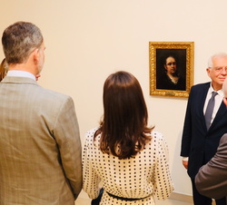 Sus Majestades los Reyes observan el autorretrato de Goya, cedido temporalmente por el Museo Nacional del Prado