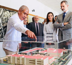 Sus Majestades los Reyes observan una maqueta del Centro de Inmunología Molecular cubano