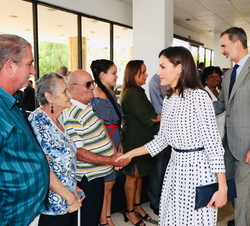 Sus Majestades los Reyes saludan a unos pacientes oncológicos que han superado con éxito un cáncer