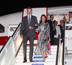 Sus Majestades los Reyes a su llegada al Aeropuerto Internacional José Martí en La Habana