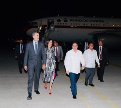 Don Felipe y Doña Letizia a su llegada al Aeropuerto Internacional José Martí en La Habana