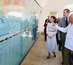 Sus Majestades los Reyes durante su recorrido por el Castillo de Morro de San Pedro de la Roca