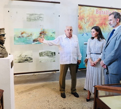 Sus Majestades los Reyes durante su recorrido por el Castillo de Morro de San Pedro de la Roca