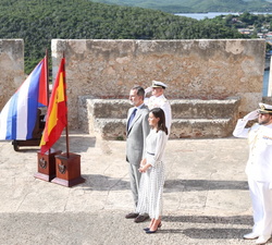 Sus Majestades los Reyes durante la ceremonia de homenaje a los miembros de la Escuadra del Almirante Cervera caídos en combate en 1898